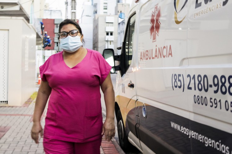 Maria Cleonice Silva, dona Cléo, técnica da enfermagem que foi para o hospital de referência no combate à Covid-19(Foto: FCO FONTENELE)