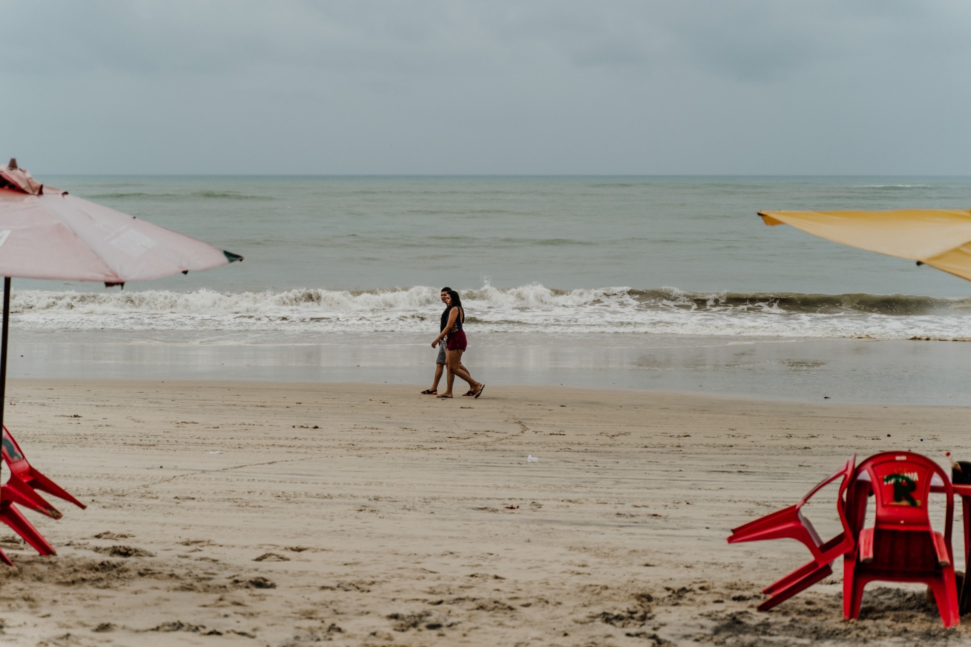 FORTALEZA, CE, BRASIL, 15-02-2021: Praia do Cumbuco vazia nesta manhã chuvosa. Não houve carnaval e poucas pessoas transitavam pela cidade e praia. (Foto:Júlio Caesar / O Povo) (Foto: JÚLIO CAESAR)