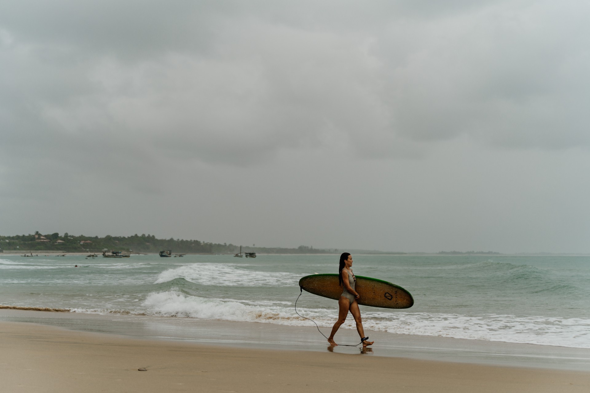 FORTALEZA, CE, BRASIL, 16-02-2021: Poucas pessoas na praia em Paracuru nesta manhã de chuva. Apenas alguns surfistas se arriscaram no mar. (Foto:Júlio Caesar / O Povo) (Foto: JÚLIO CAESAR)