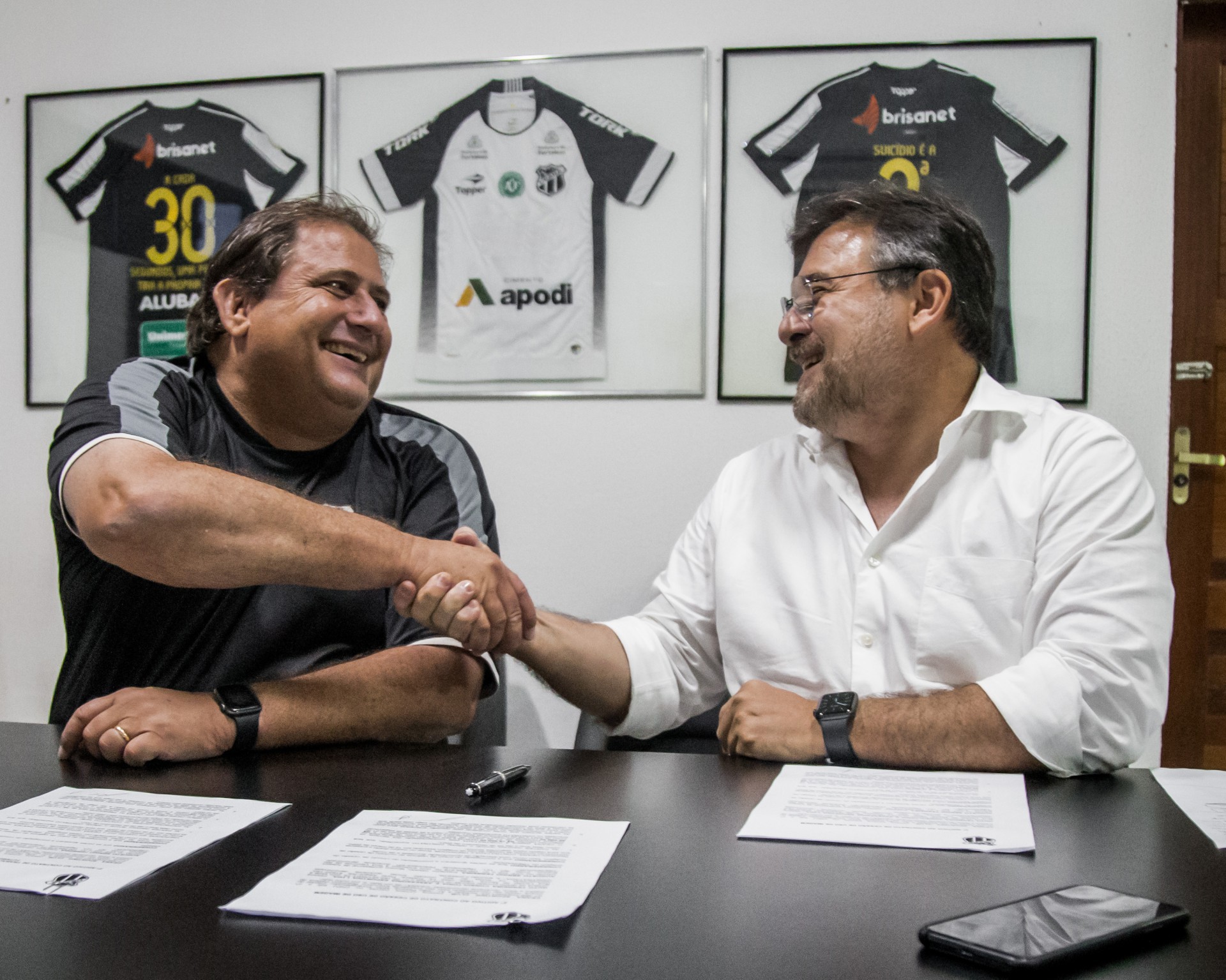 Guto Ferreira renova contrato com o Ceará e cumprimenta o presidente do clube, Robinson de Castro (Foto: Felipe Santos/cearasc.com)