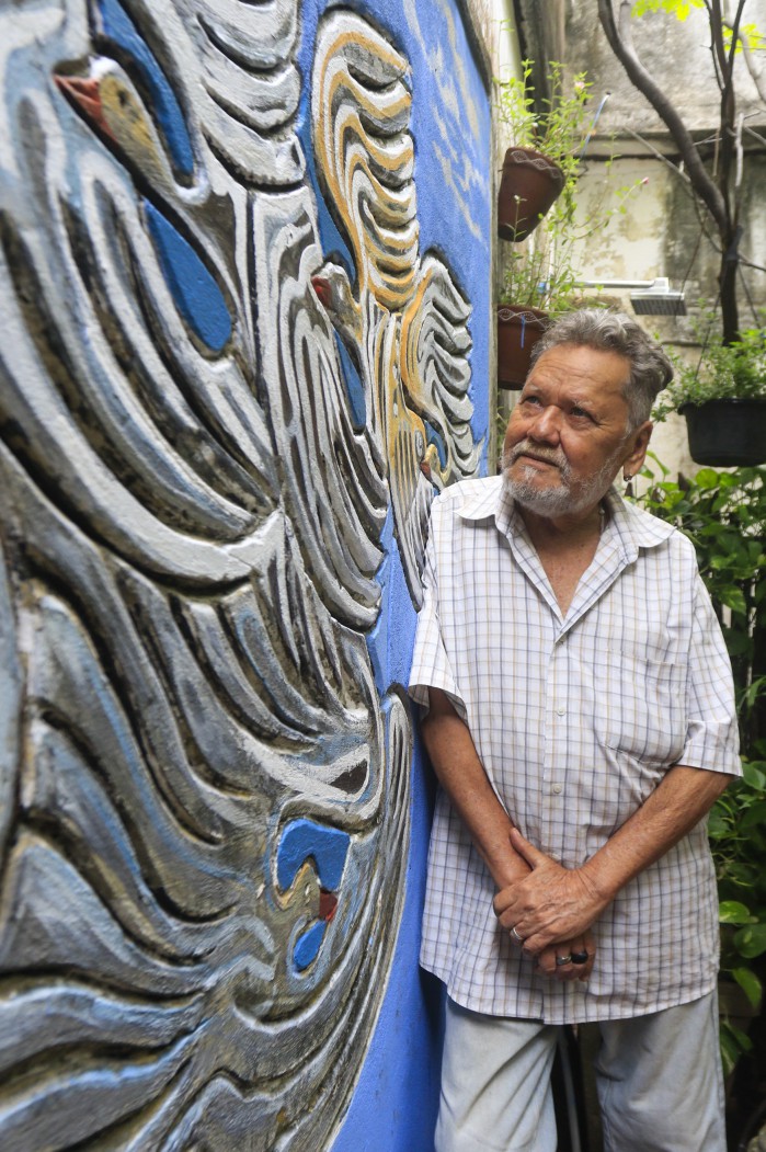 FORTALEZA, CE, 16-02-2021: Retratos do artista visual Ze Tarcisio em sua casa e com o painel de 1964 restaurado. Cidade 2000, Fortaleza. (BARBARA MOIRA/ O POVO) (Foto: Barbara Moira)