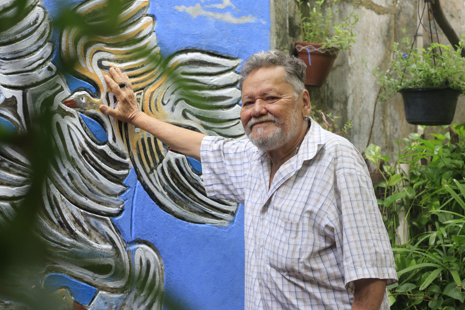 Zé Tarcisio, ex-vizinho do Dragão do Mar de Arte e Cultura em sua casa, na Cidade 2000 com o painel de 1964 restaurado(Foto: Barbara Moira)