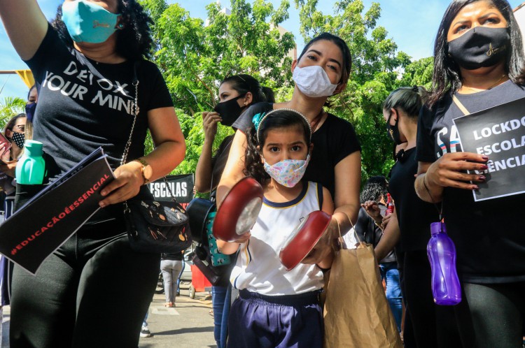 FORTALEZA, CE, 19-02-2021: Funcionarios de escolas particulares e pais de alunos protestaram na tarde de hoje pelo retorno das aulas presenciais. Estiveram presentes os vereadores Priscila Costa e Carmelo Neto, alem da ex-candidata a vice-prefeita, Kamilla Cardoso. Dionisio Torres, Fortaleza. (BARBARA MOIRA/ O POVO)
