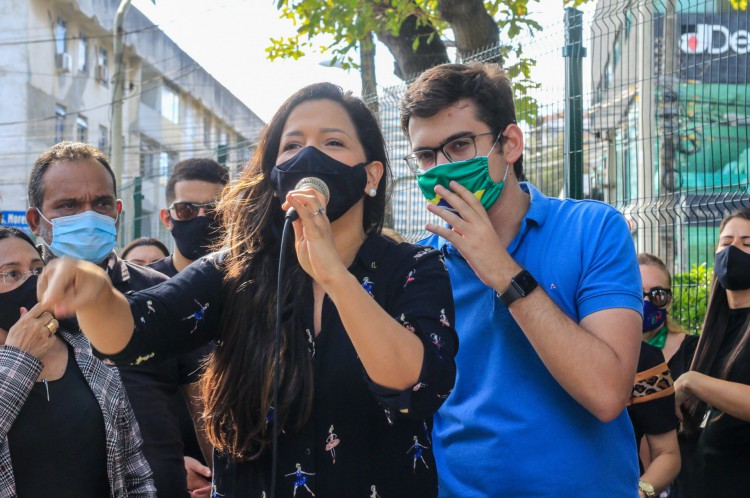 FORTALEZA, CE, 19-02-2021: Funcionarios de escolas particulares e pais de alunos protestaram na tarde de hoje pelo retorno das aulas presenciais. Estiveram presentes os vereadores Priscila Costa e Carmelo Neto, alem da ex-candidata a vice-prefeita, Kamilla Cardoso. Dionisio Torres, Fortaleza. (BARBARA MOIRA/ O POVO)