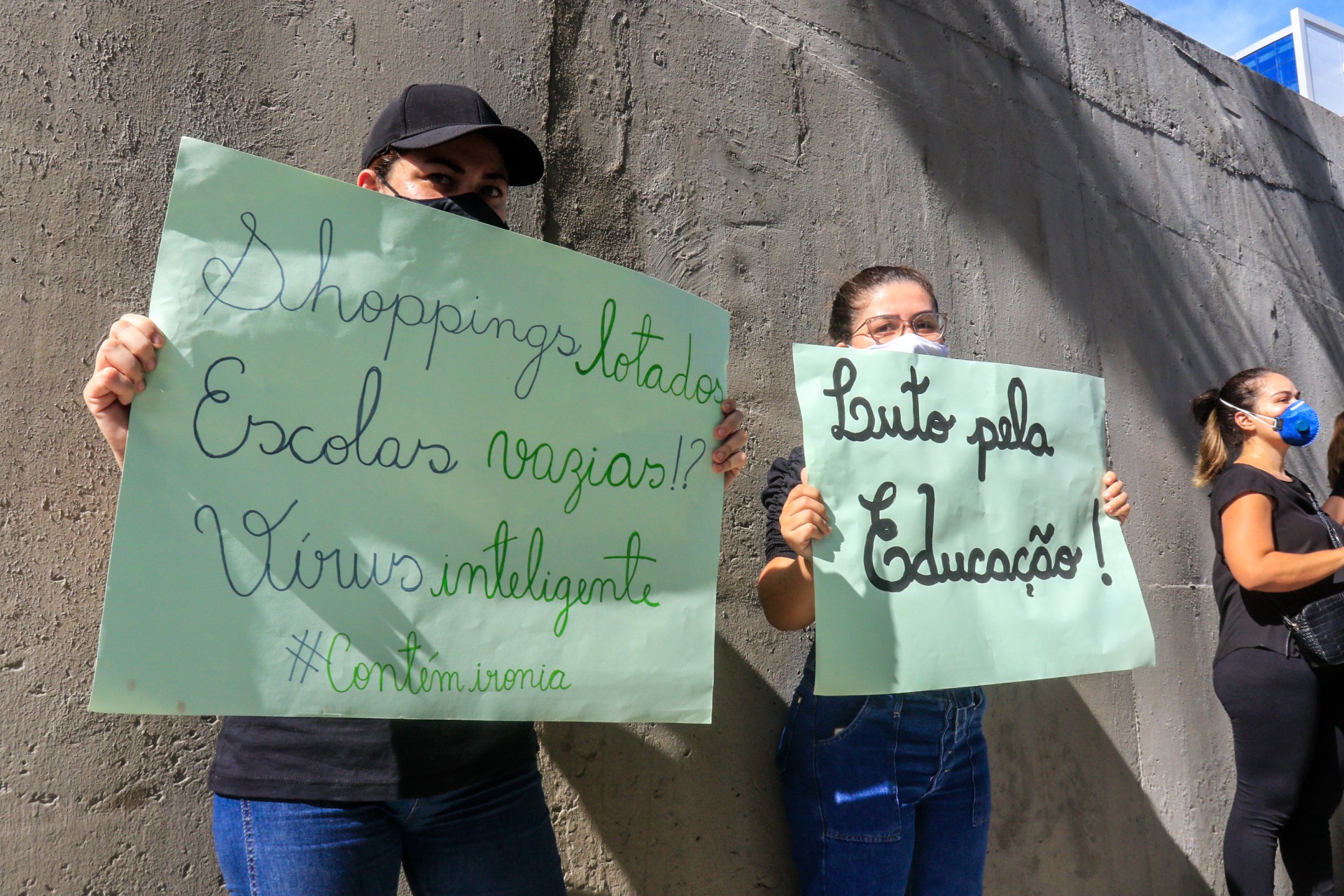 MANIFESTAÇÃO pediu a abertura de escolas. Movimento Escolas abertas critica decreto do governador 
 (Foto: BARBARA MOIRA)