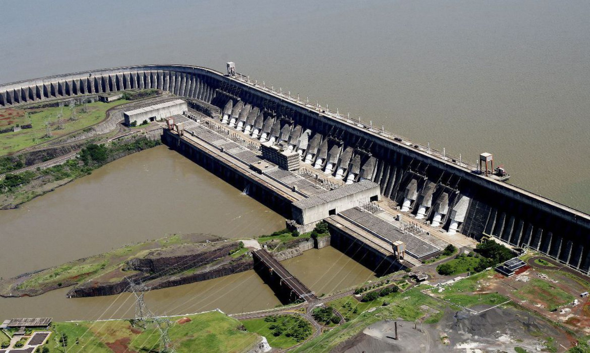 Barragem de Itaipu, hidroelétrica no rio Paraná, entre Brasil e Paraguai. O povo Avá-Guarani vive nos arredores do lago criado pela construção da hidrelétrica (Foto: Caio Coronel/Itaipu)