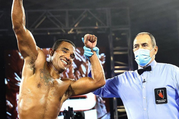 Esquiva Falc&atilde;o est&aacute; invicto no boxe profissional, com 28 vit&oacute;rias em 28 lutas