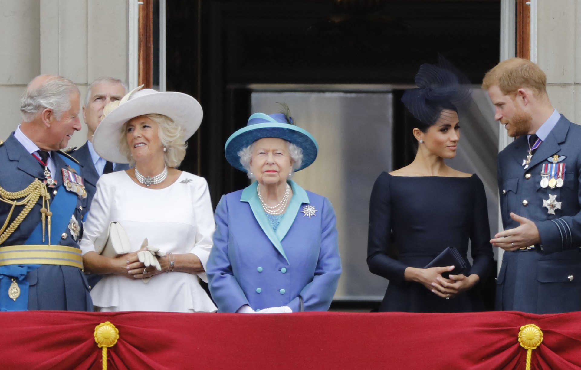 Em 2018. O então príncipe Charles, Camilla, rainha Elizabeth II, Meghan e príncipe Harry na varanda do Palácio de Buckingham(Foto: AFP)