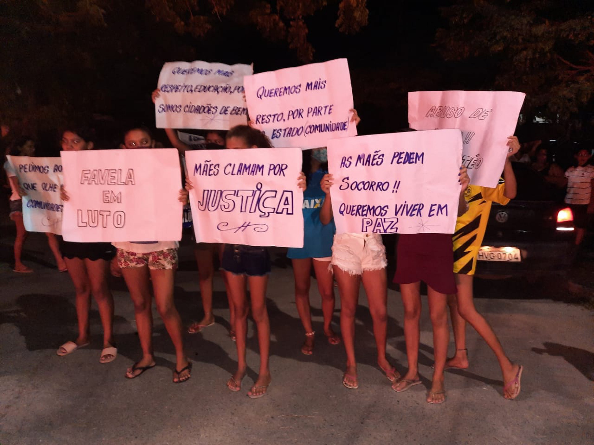 Manifestação aconteceu na noite desta segunda-feira, 22.