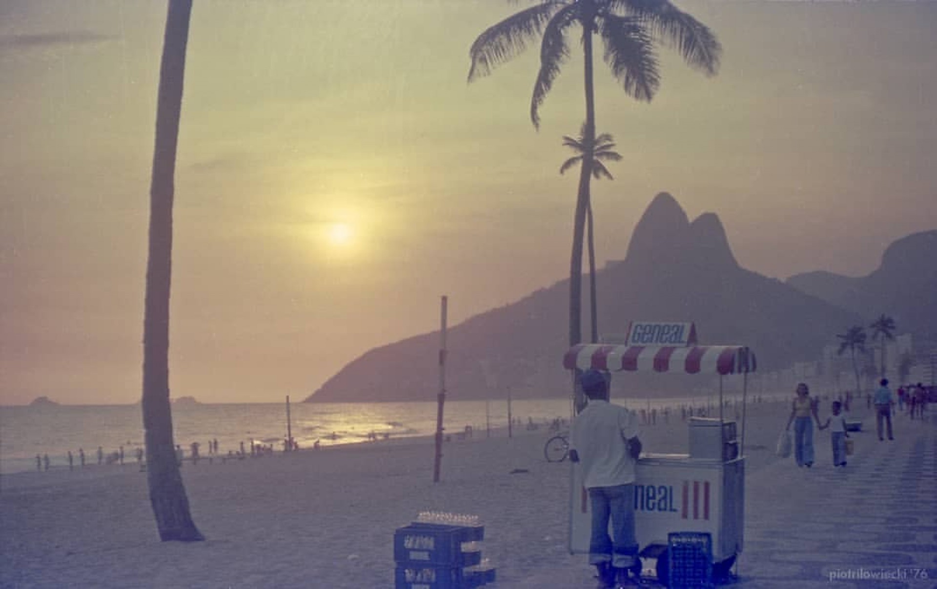A imagem foi registrada em 1976 na praia de Ipanema, no Rio de Janeiro.  (Foto: Acervo Pessoal / Piotr Ilowiecki )