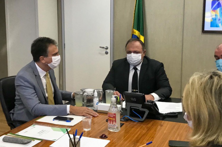 Governador Camilo Santana durante reuni&atilde;o com ministro da Sa&uacute;de, Eduardo Pazuello, em Bras&iacute;lia