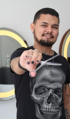 Depois de quase 10 anos como auxiliar de cabeleireiro, Rennier Queiroz, 28, abriu seu próprio salão
