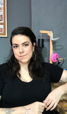 A designer Djara Galvão, 28, lançou na pandemia sua marca de joias autorais 