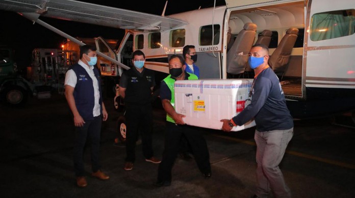 O governador do Amazonas, Wilson Lima, acompanhou a chegada das vacinas no Aeroporto Eduardo Gomes, em Manaus