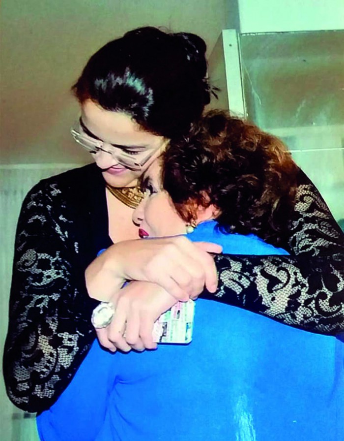 Luciana Dummar, Garota Prodígio, abraçando Lêda... Maria
 (Foto: 280221Lucio)