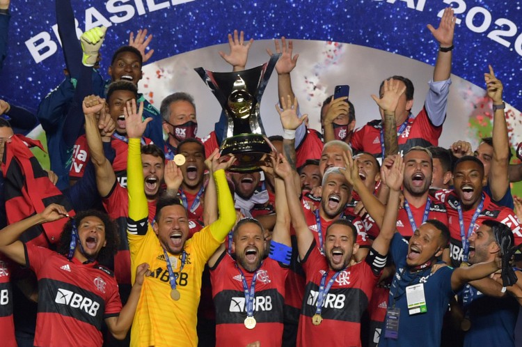 O capitão do Flamengo, Diego, segura o troféu ao comemorar com os companheiros após a conquista do campeonato brasileiro