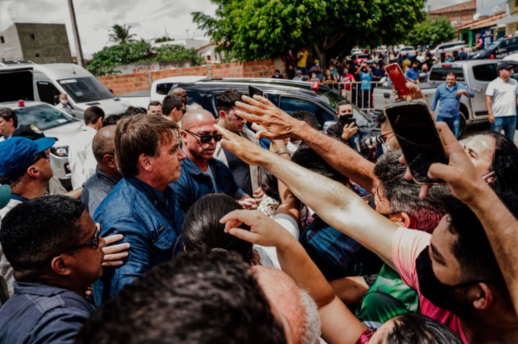 Em Tianguá, presidente Jair Bolsonaro (sem partido) promove aglomerações e assina ordens de serviços para obras federais no Ceará.