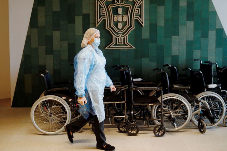 Após suspensão, voo comercial traz brasileiros que vivem em Portugal