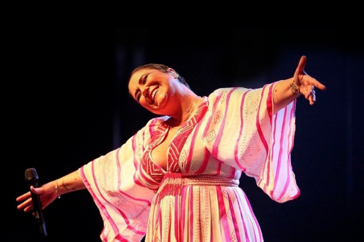 Acompanhe a agenda das transmissões ao vivo online - live - de artistas nacionais e internacionais para hoje, sábado, 27 de fevereiro (27/02); cantora Maria Rita participa de festival esta noite