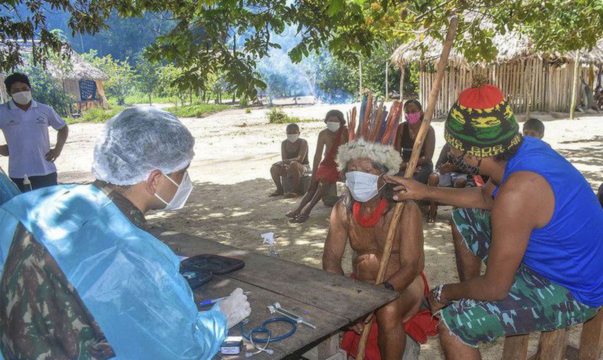 Atendimento médico: comunidades indígenas recebem apoio no combate à Covid-19. (Foto: Divulgação/Ministério da Defesa)
