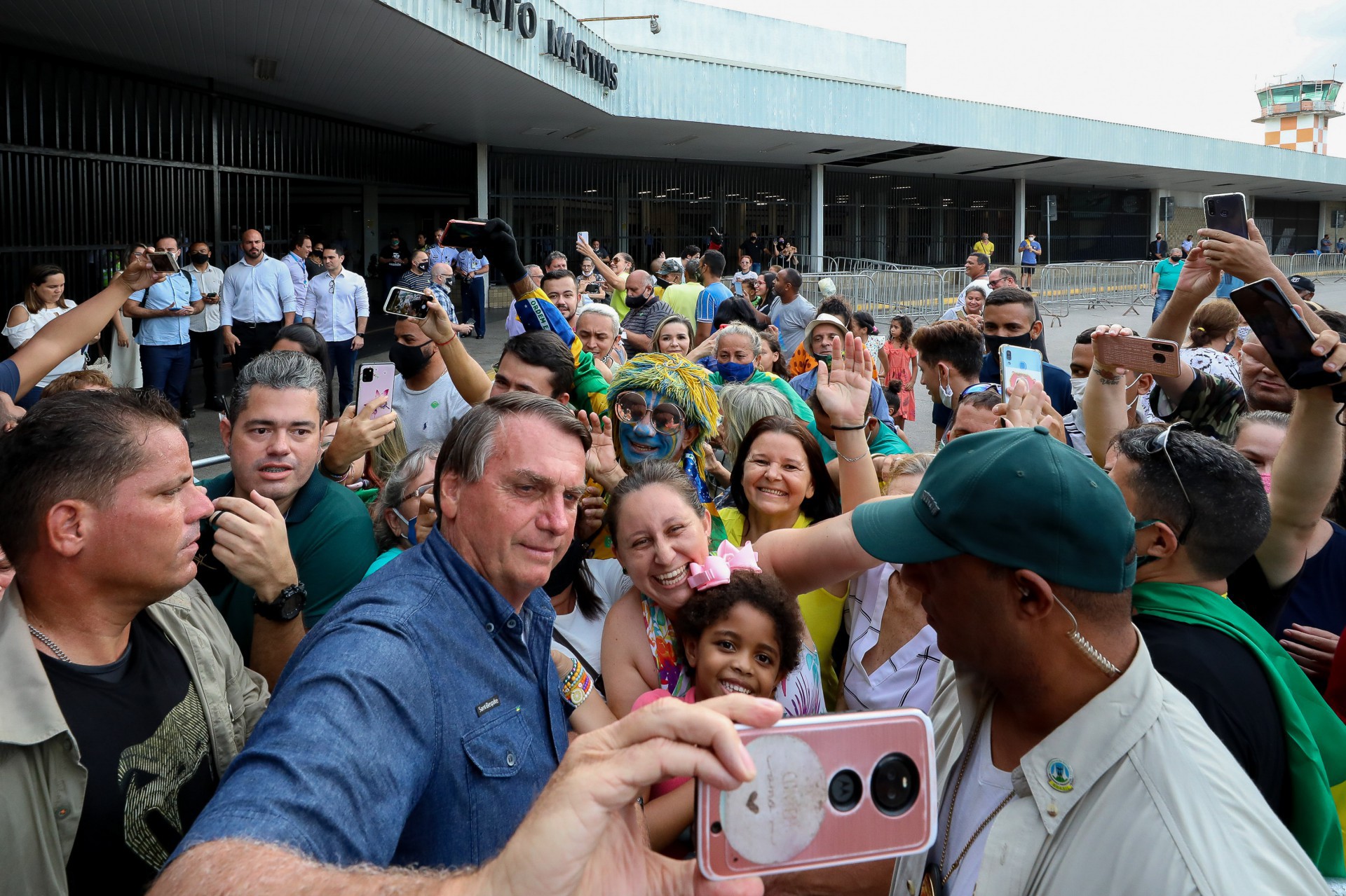 Bolsonaro gerou várias aglomerações na passagem pelo Ceará e não usava máscara (Foto: Clauber Cleber Caetano/PR)