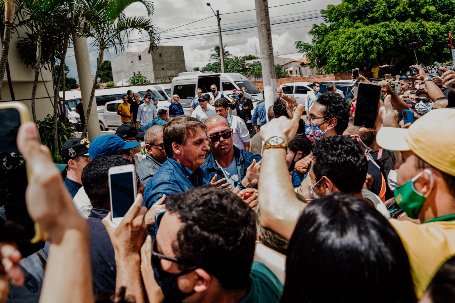 PASSAGEM de Bolsonaro por Tianguá em fevereiro causou aglomeração e ocorreu no início da 2ª onda de Covid no País (Foto: JULIO CAESAR)