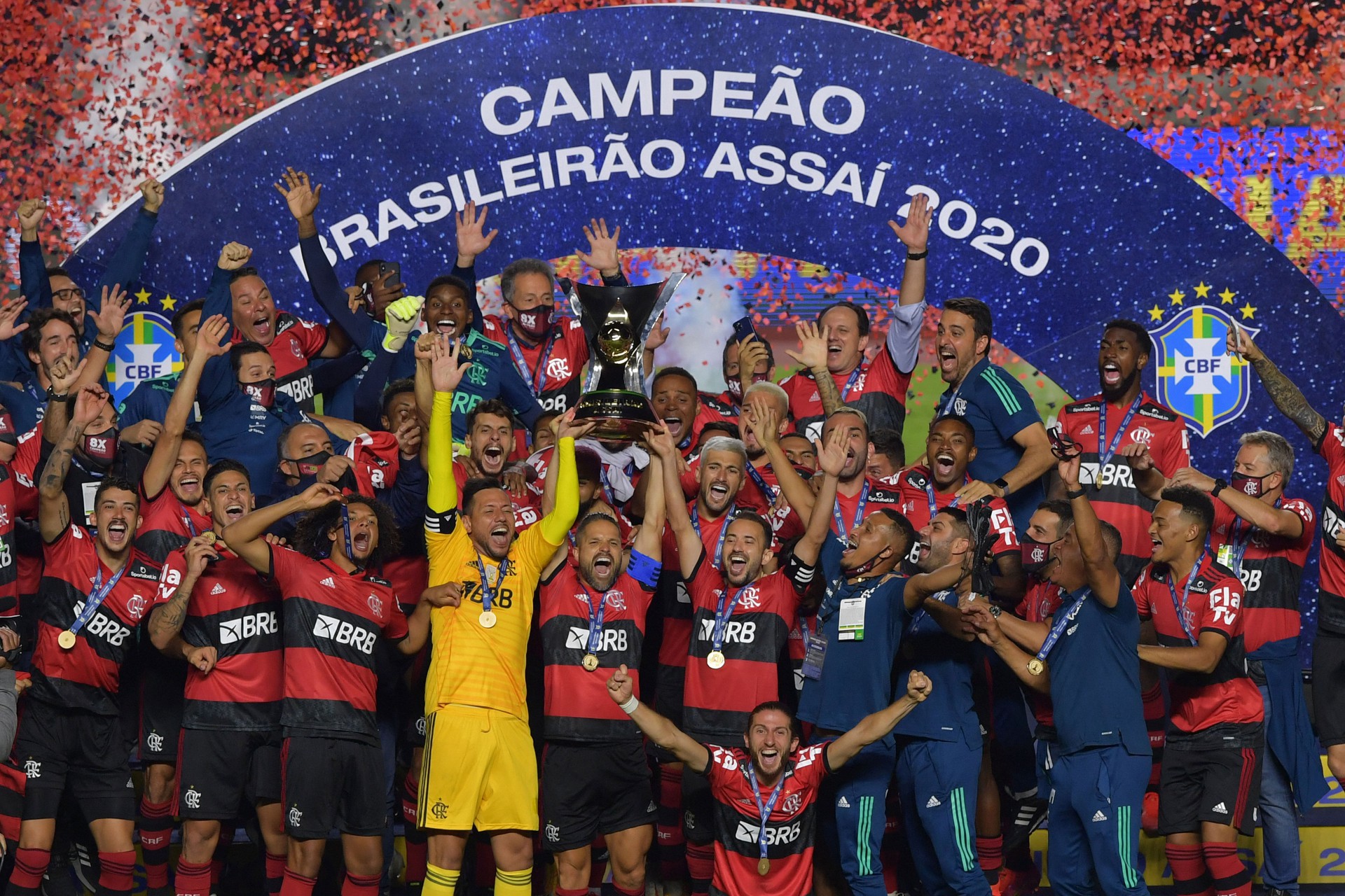 O capitão do Flamengo, Diego, segura o troféu ao comemorar com os companheiros após a conquista do campeonato brasileiro (Foto: NELSON ALMEIDA / AFP)