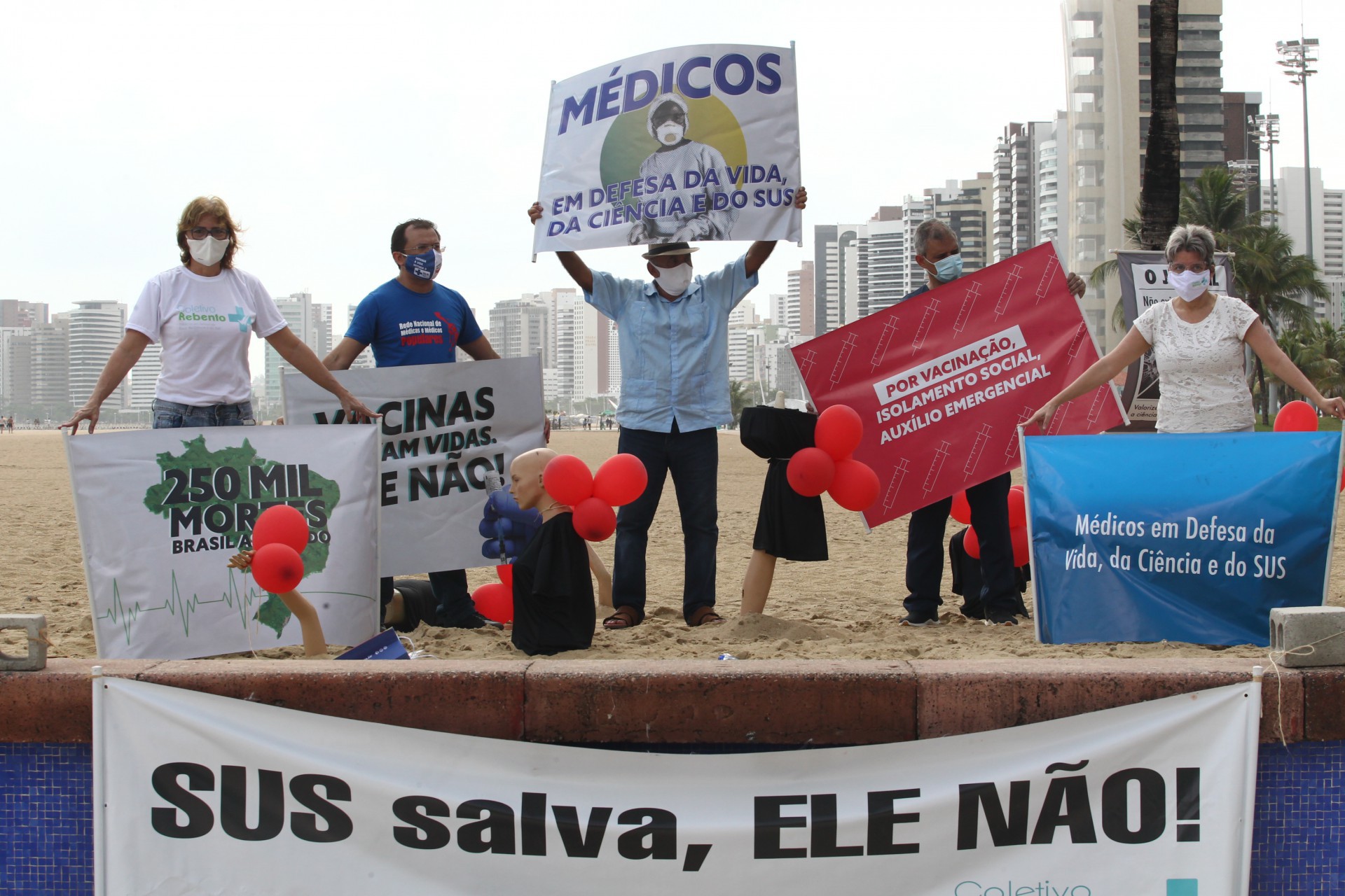 FORTALEZA,CE, BRASIL, 26.02.2021: Protesto de médicos do coletivo Rebento em homenagem aos 250 mil mortos por covid no Brasil. Praia de Iracema.  (Fotos: Fabio Lima/O POVO)