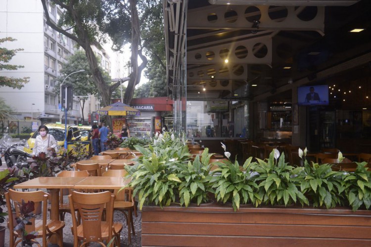 Lanchonetes, bares e restaurates do Rio de Janeiro reabrem hoje(2) com restrição de horário, lotação e distância entre mesas.