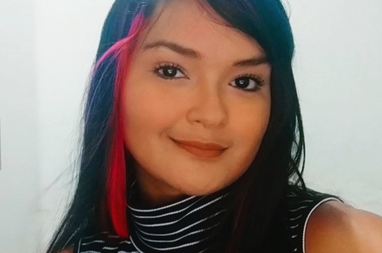 Shirley Castro, 24, designer UX/UI, vestida com uma peça comprada na plataforma Susclo