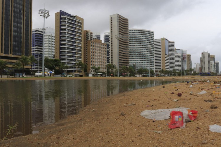 O alagamento de mais cedo se reduziu a faixa de areia, após chuva