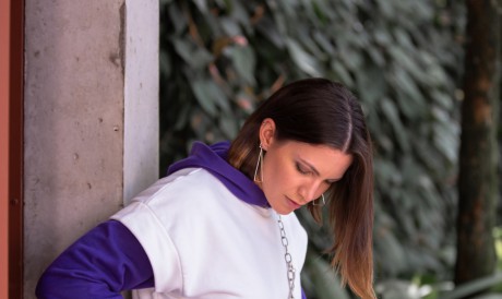 Bolsa/Carteira em couro com alça crossbody em corrente grossa e de mão em corrente fina, ambas removíveis. As alças podem ser posicionadas de várias formas, o que permite brincar com o estilo da peça. Também é possível usá-la como carteira ou clutch de festa. A parte interna possui um bolso com zíper de metal e um compartimento que cabe celular, batom, chaves, etc. além de 8 porta cartões e compartimento para células.   