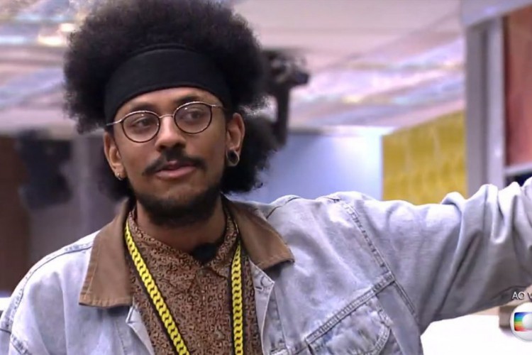 João deu duas plaquinhas para o Projota durante jogo da discórdia