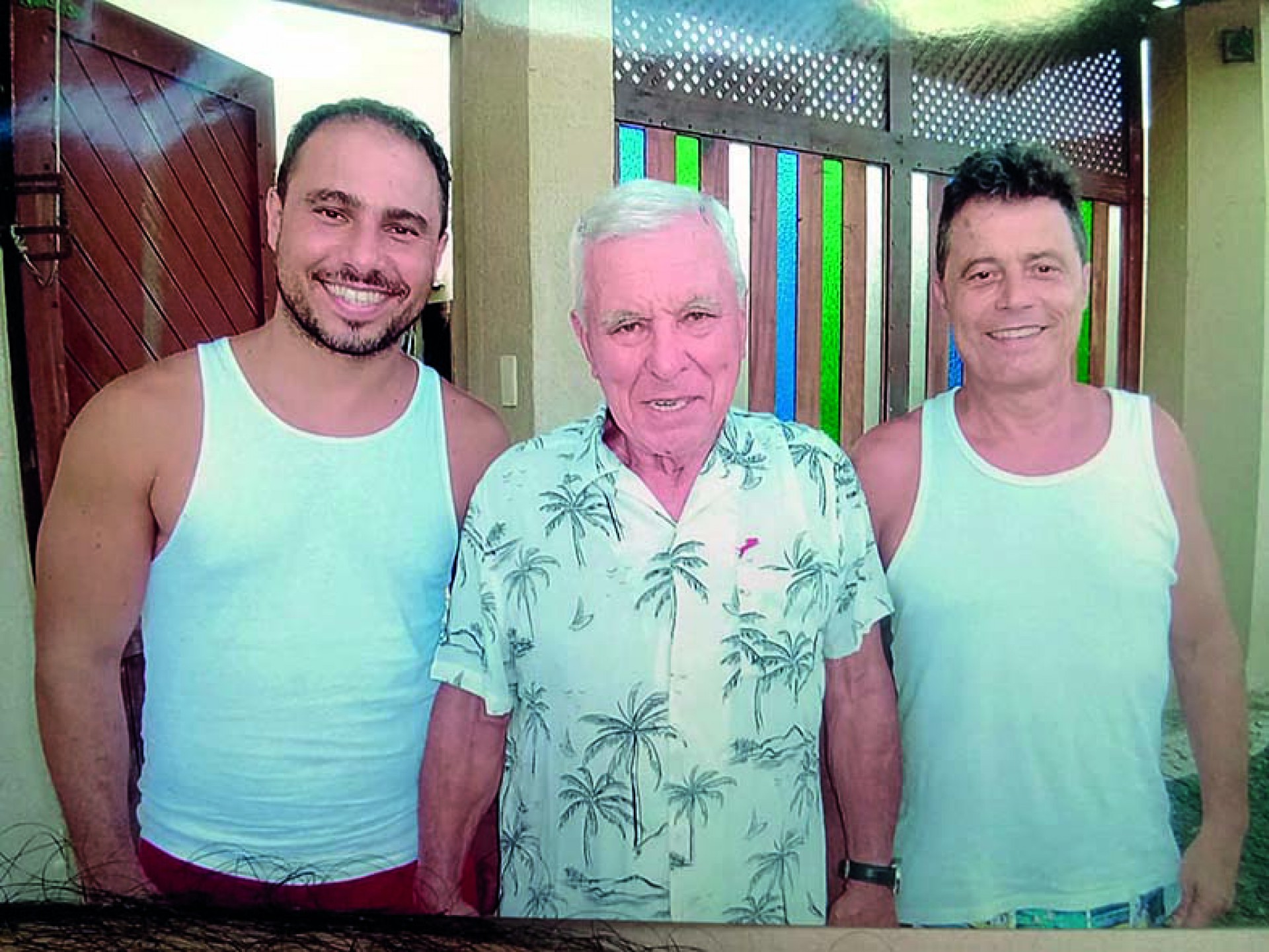 Grão-senhor da Pátria-Mãe, Secundino Duarte, entre Paulo Ferreira e Carlos Reis, no Consulado Português da orla. (By Evando) (Foto: 040321Lucio)