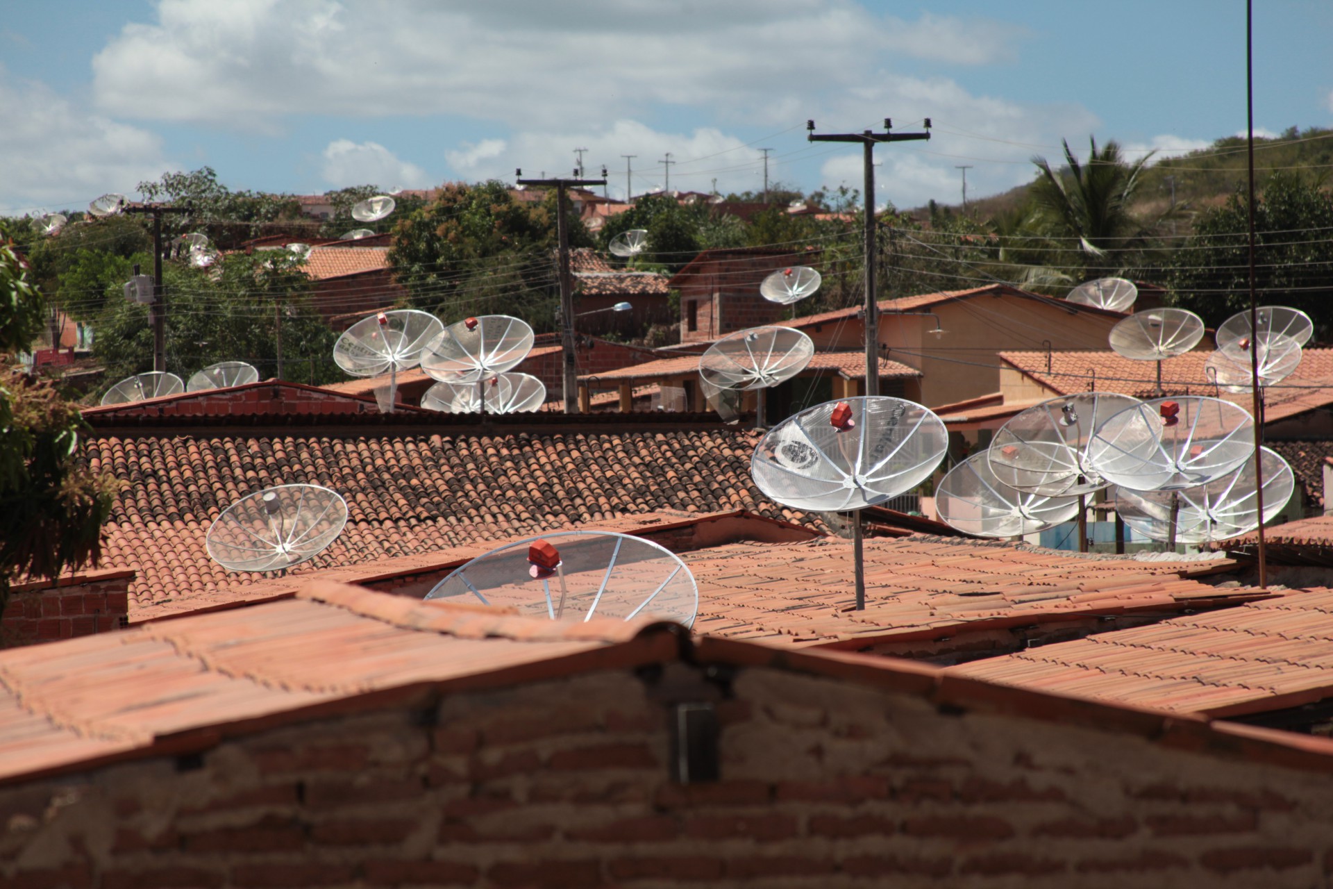 ￼ANTENAS parabólicas são único meio de acesso à TV em 399 mil domicílios cearenses (Foto: Sara Maia, em 03/08/2011)