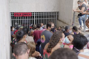 Aglomerações puderam ser vistas um dia antes do lockdown em Fortaleza