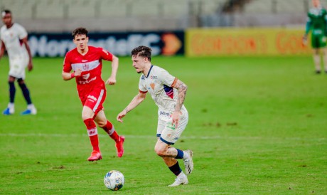 Lucas Crispim em ação pelo Fortaleza contra o CRB 