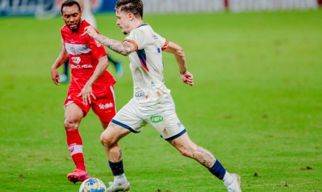 FORTALEZA, CE, BRASIL, 03-03-2021: Lucas Crispim, meia do Fortaleza. Fortaleza 1 x 0 CRB Copa do Nordeste 2021. Estádio Castelão. (Foto:Júlio Caesar / O Povo) 
