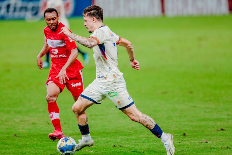 FORTALEZA, CE, BRASIL, 03-03-2021: Lucas Crispim, meia do Fortaleza. Fortaleza 1 x 0 CRB Copa do Nordeste 2021. Estádio Castelão. (Foto:Júlio Caesar / O Povo)