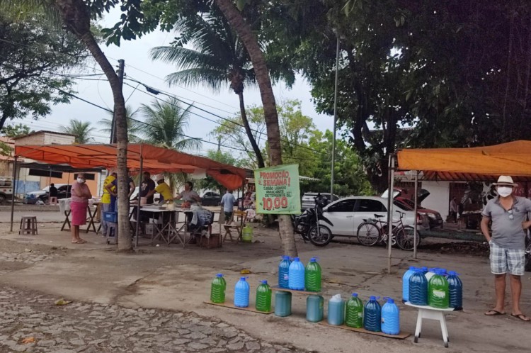 Comércio de produtos nas principais vias do bairro José Walter mesmo com decreto para lockdown em Fortaleza
