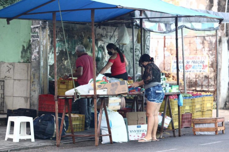 Feira e comércio ao ar livre em Messejana, durante o primeiro dia de lockdown da cidade de Fortaleza