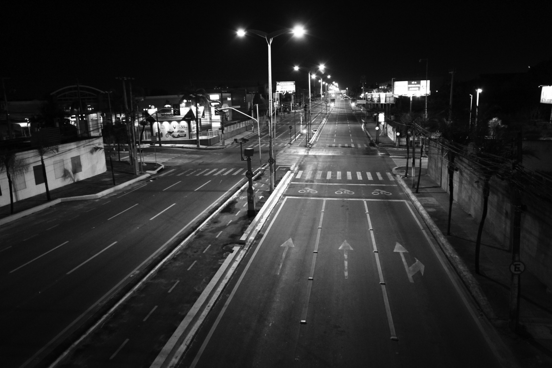 Avenidas vazias durante toque de recolher em Fortaleza, em 20 de fevereiro. Av. Washington Soares (Foto: FABIO LIMA)