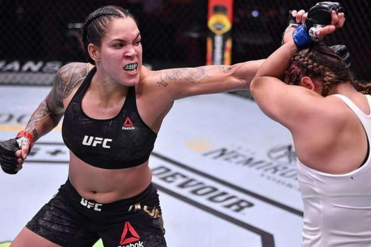 Amanda Nunes, durante luta contra Felicia Spencer