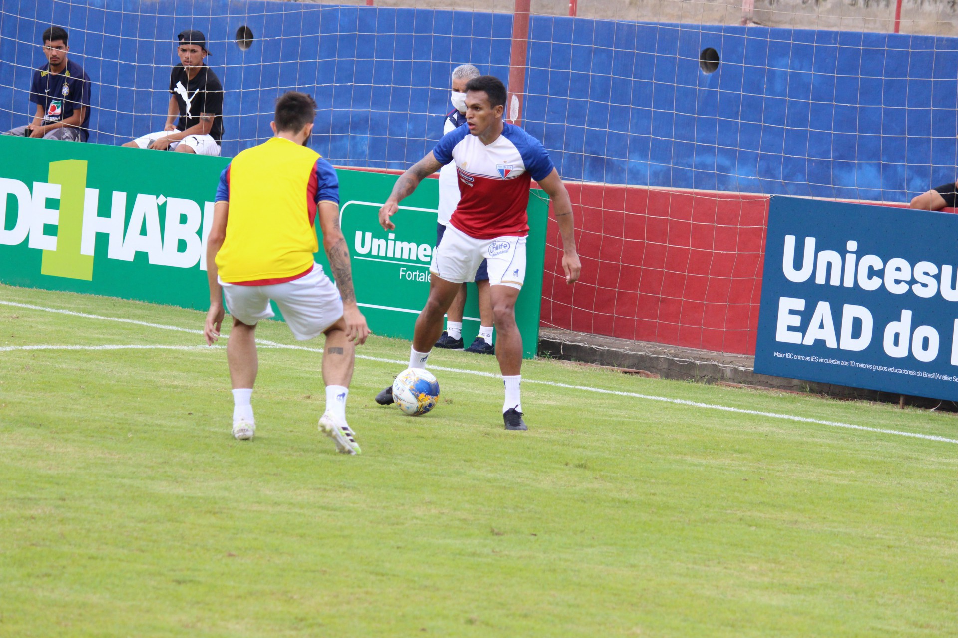 Atacante Robson (com a bola) marcou já na estreia dele com o Fortaleza (Foto: Bruno Oliveira/Fortaleza EC)