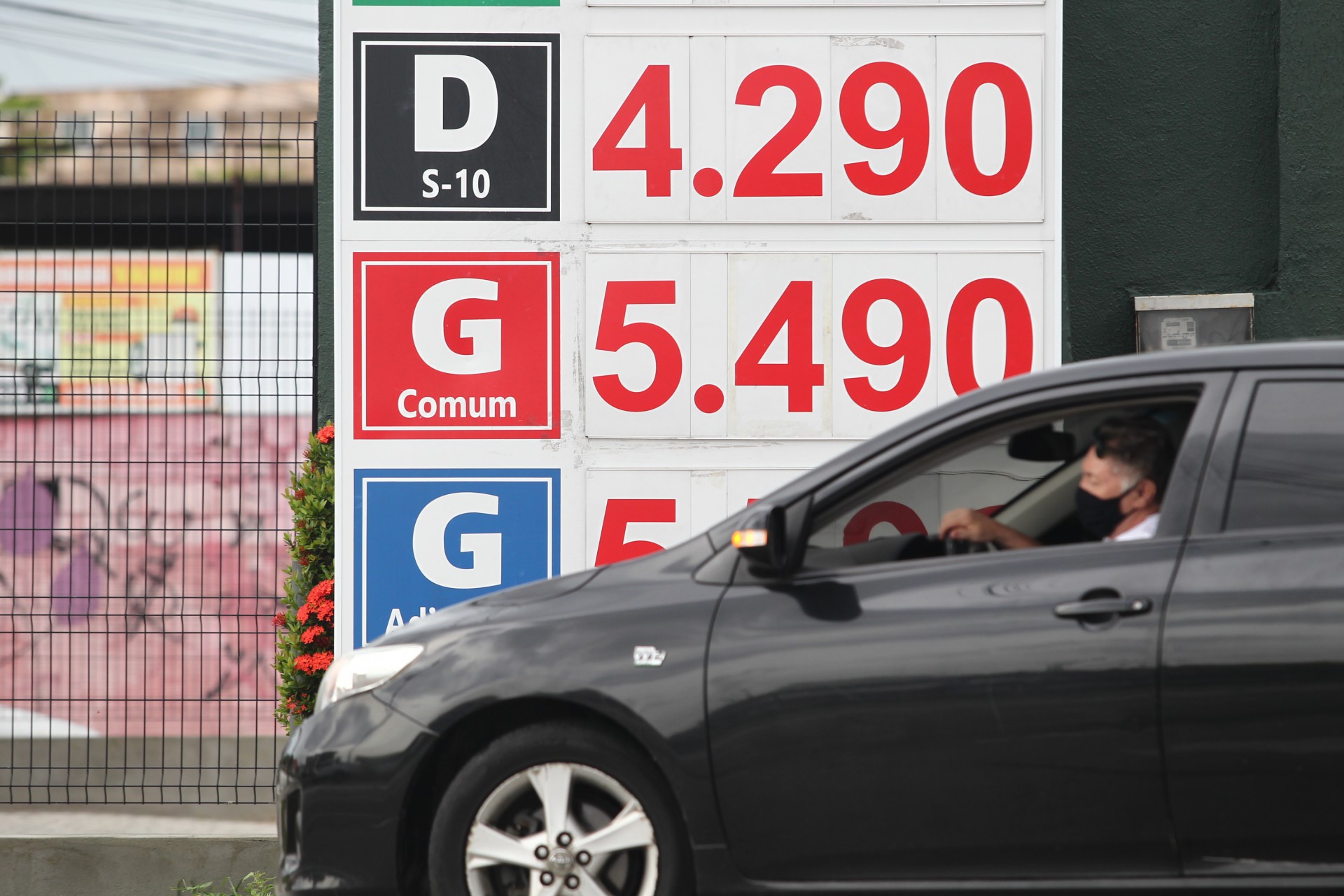 ￼Defasagem com o mercado internacional deve manter preços de gasolina e diesel elevados no Brasil (Foto: FABIO LIMA)