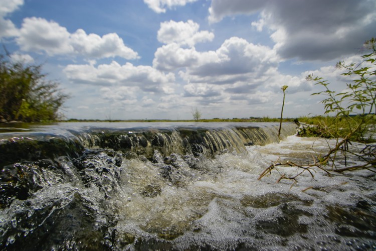 Passagem molhada na antiga Jaguaribara (Passagem do Pinguelo), onde passam as águas do rio Jaguaribe, por onde chegam as águas da transposição do rio São Francisco, em 10 de março(foto: Aurelio Alves)