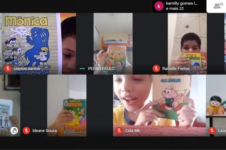 Alunos mostram exemplares das produções de Mauricio de Sousa ao autor