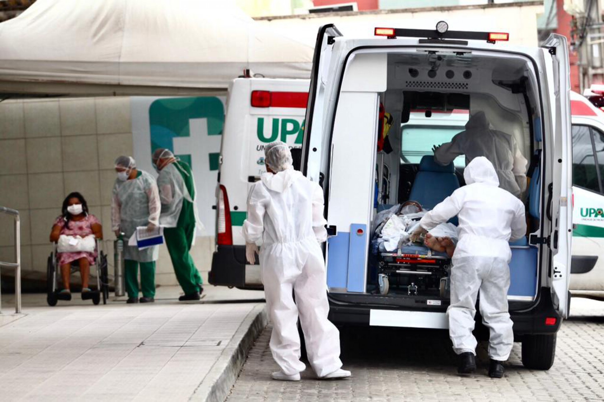 ￼MOVIMENTAÇÃO de ambulâncias no Hospital Leonardo da Vinci causada por transferência de pacientes (Foto: fotos Fabio Lima)