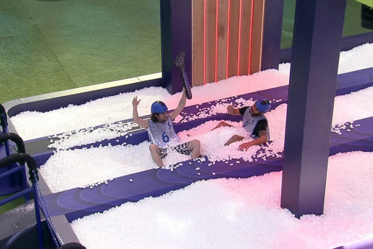 Fiuk e Rodolffo comemoram vitória pulando na piscina de espuma