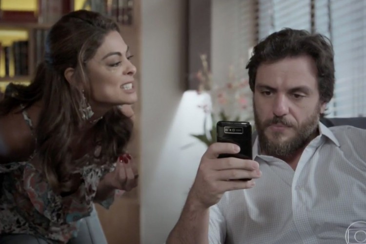 Juliana Paes, a Bibi Perigosa, e Rodrigo Lombardi, o Caio, em cena de 